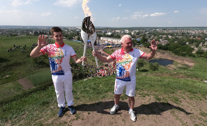 'Пламя мира' в Волковыске пронес Сергей Прокопчик – факелоносец Олимпийских игр 1980 года