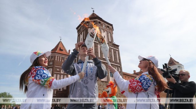 Эстафету 'Пламя мира' встретили в Мирском замке