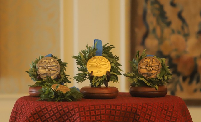 Медали II Европейских игр, покрытые наноалмазами, презентовали в Мирском замке
