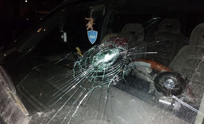 В Мостах пьяная девушка бутылкой разбила три автомобиля