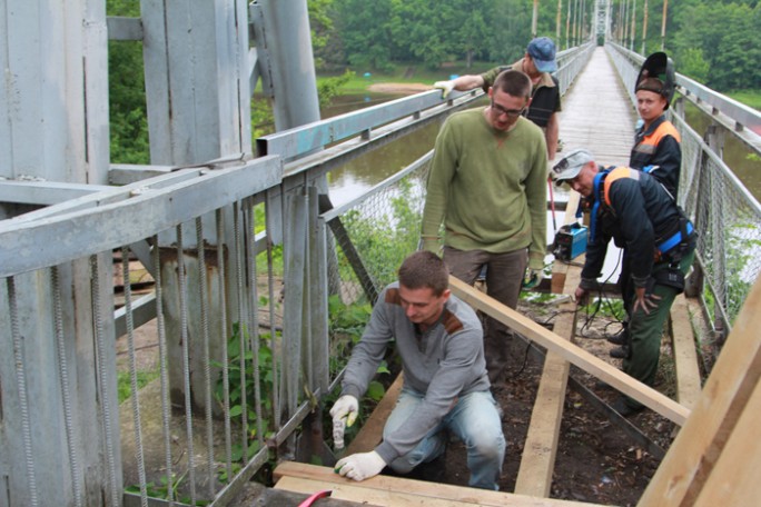 Сегодня в Мостах начали ремонт подвесного моста