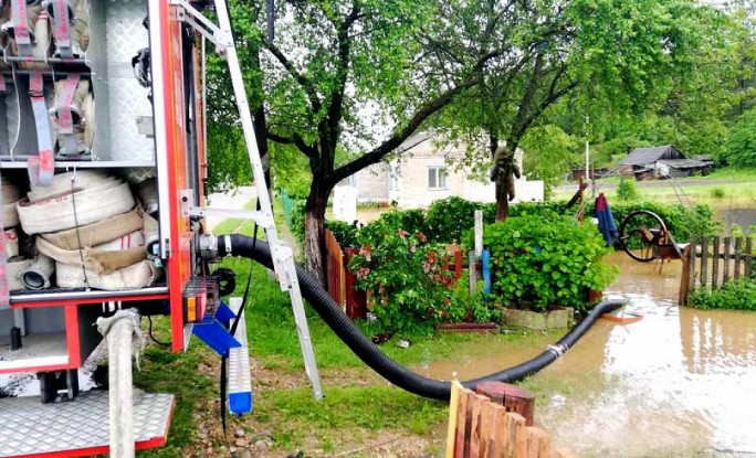 Сильные дожди прошли в Кореличском районе: затопило поля и дворы