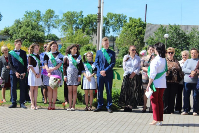 Выпускников Правомостовской средней школы напутствовали учителя, родители, друзья