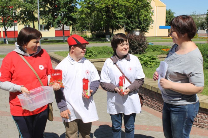 Волонтёры Красного Креста предлагали мостовчанам обменять сигарету на конфету