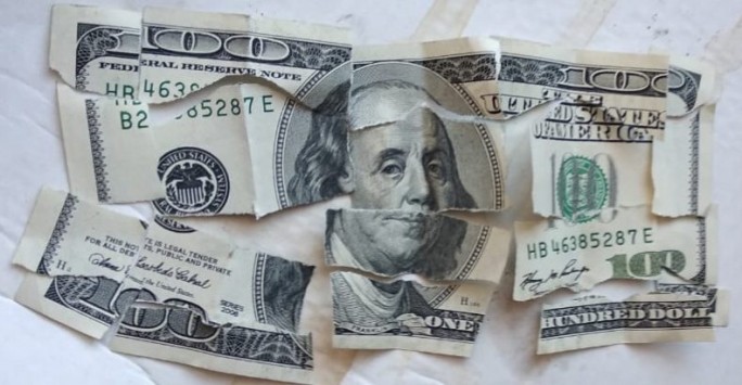 Гродненец нашел и склеил две разорванные 100-долларовые купюры, а позже пытался обменять их в банке