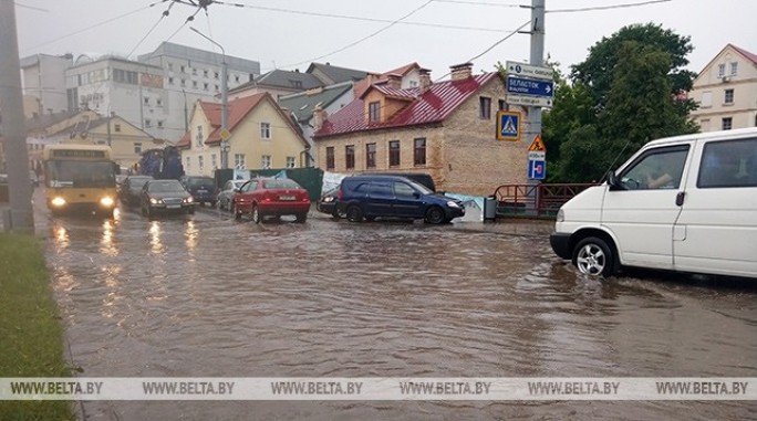 В Гродно сильный дождь подтопил некоторые улицы: остановлено движение троллейбусов