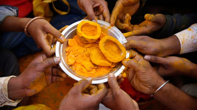Вокруг планеты: 'Золотой' фестиваль куркумы прошел в Индии