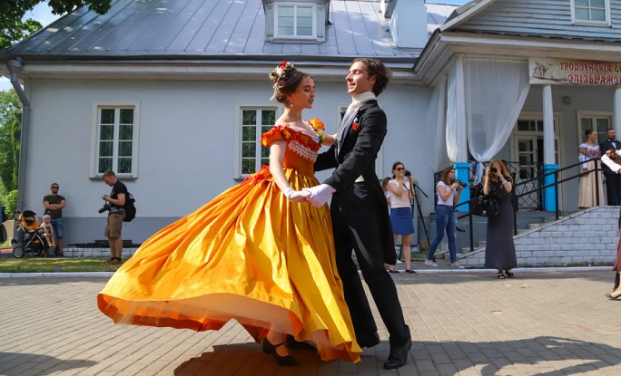 Дамы с веерами, галантные кавалеры и полонез в центре города: в Гродно прошел летний бал у Элизы Ожешко