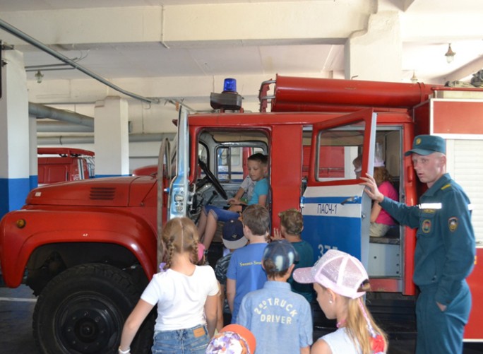 Учащиеся детских лагерей побывали на экскурсии в Мостовском РОЧС
