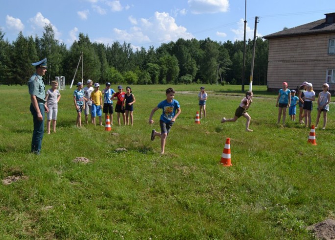 В рамках акции «Каникулы без дыма и огня!» спасатели Мостовского района посетили учащихся ДОЛ «Неман»