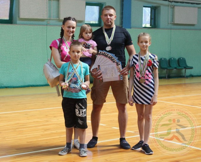 Семья Гуриновичей из Мостов стала третьей в республиканском конкурсе «Мама, папа, я – здоровая семья!»