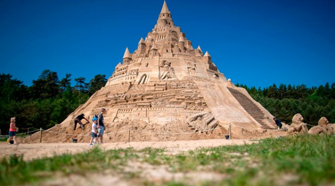 Самый высокий в мире замок из песка построили в Германии