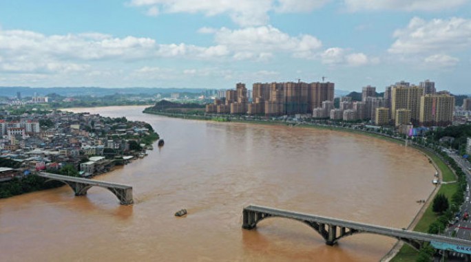 На юге Китая обрушился мост, несколько автомобилей упали в реку