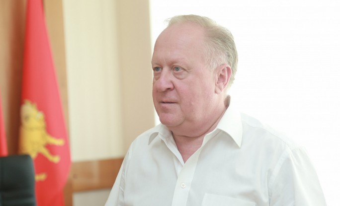 На вопросы жителей региона на прямой линии отвечал заместитель председателя облисполкома Виктор Лискович