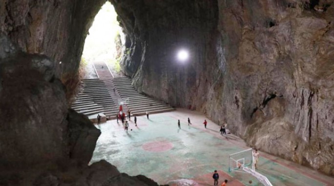 ФОТОФАКТ: Внутри пещеры построили баскетбольную площадку