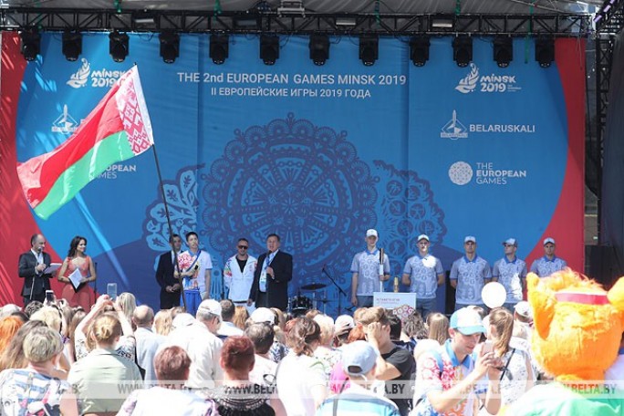 Эстафета 'Пламя мира' II Европейских игр прибыла на Октябрьскую площадь в Минске