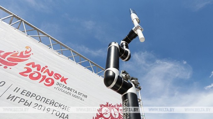 Робот-факелоносец принял в ПВТ эстафету 'Пламя мира' II Европейских игр