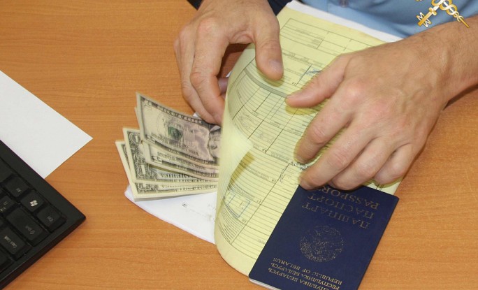 Более 60 раз с начала года на границе таможенники находили в документах 'забытые' деньги