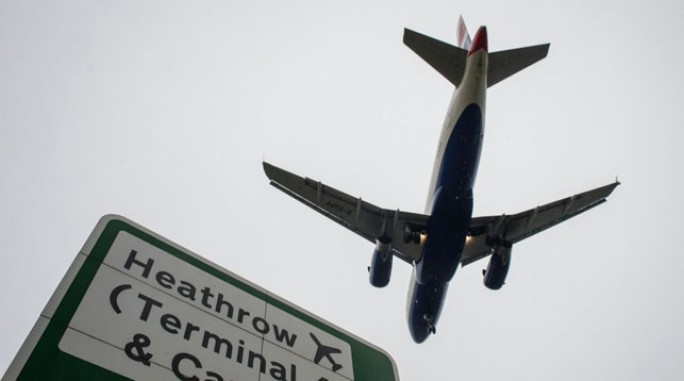 В небе над Лондоном из самолета выпало тело безбилетника