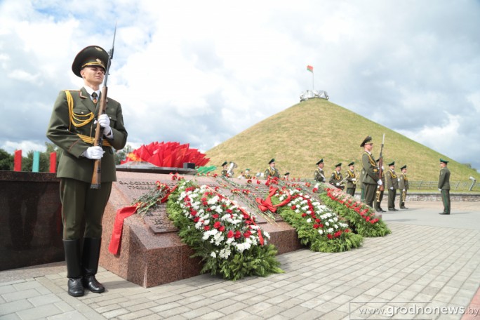 Поклон ветеранам. Торжественный митинг в честь Дня Независимости прошел на Кургане Славы в Гродно