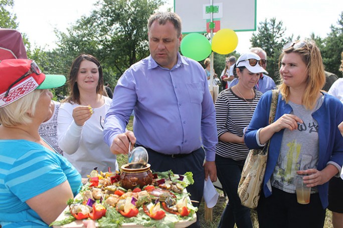Конкурсы ухи, на лучший дизайн пляжных зонтиков и скульптур из песка продолжили праздник в Мостах