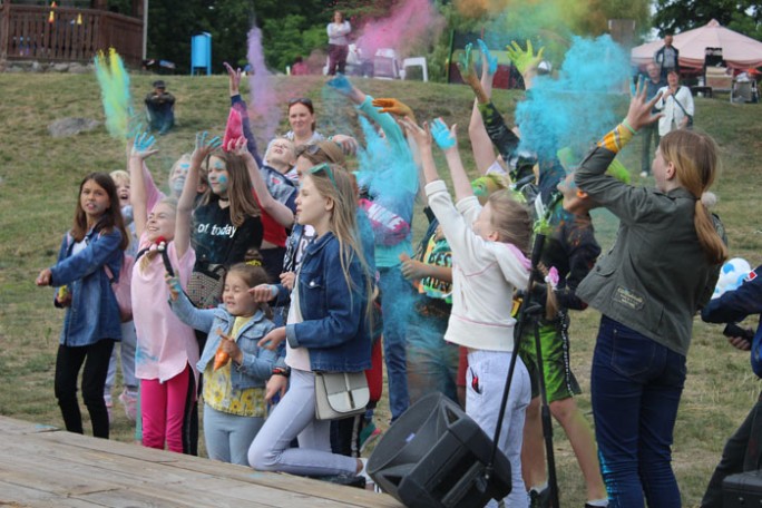 Праздник красок и показательные выступления спасателей собрали молодёжь Мостовщины в урочище Михайловка