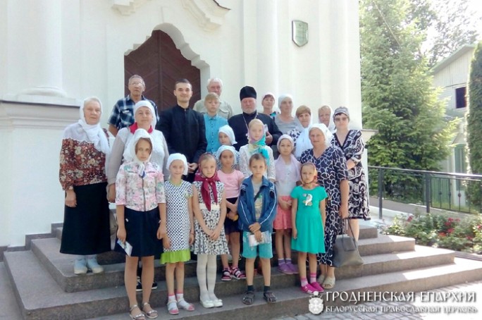 Прихожане Свято-Никольского храма агрогородка Дубно во главе с протоиереем Николаем Глядом совершили паломничество по святым местам Гродненщины