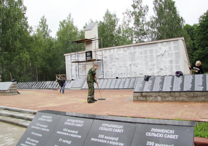 Прошёл субботник на мемориальном комплексе в Шимках