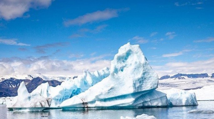 Крупнейший айсберг в Антарктиде пришел в движение