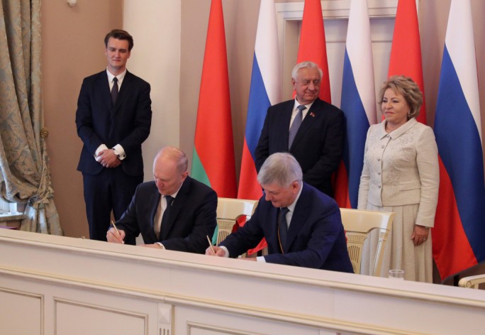 Соглашение о сотрудничестве между Гродненской и Воронежской областями подписали главы регионов на форуме в Санкт-Петербурге