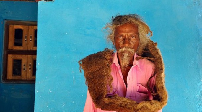 Индиец 40 лет не мыл голову и отрастил волосы до пола