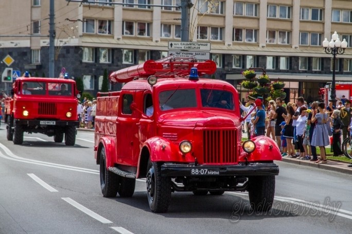 Выставка пожарной техники, кинологи и плац-концерт духового оркестра: как в Гродно отметят День пожарной службы