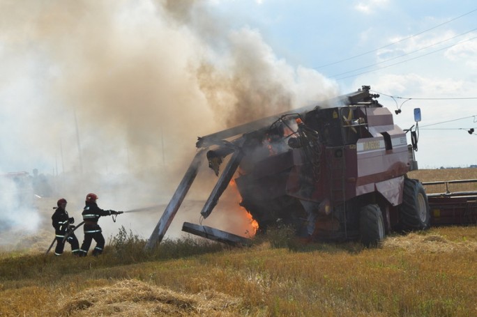 В Новогрудском районе загорелся зерноуборочный комбайн