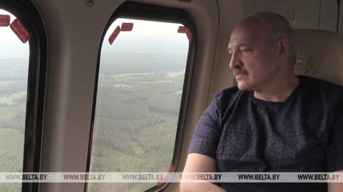 Александр Лукашенко с вертолета проинспектировал ход уборочной в нескольких регионах