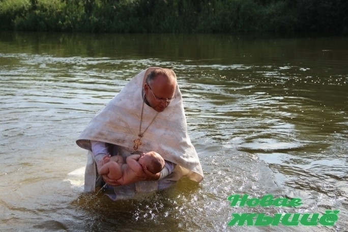 На Новогрудчине более 20 православных христиан приняли таинство крещение в водах реки Неман