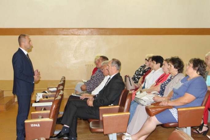 Председатель Мостовского райисполкома Юрий Валеватый провёл встречу с жителями в аг. Лунно