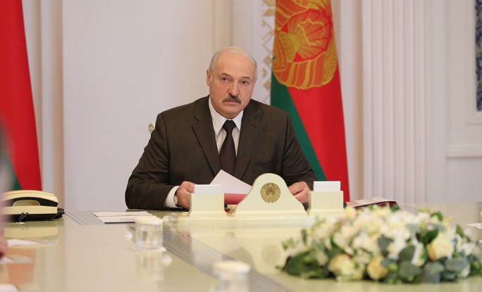 Александр Лукашенко поручил обеспечить своевременную выплату и рост зарплаты в регионах