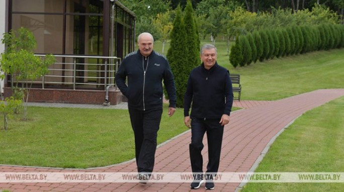 Александр Лукашенко и Шавкат Мирзиеев провели под Минском неформальную встречу и обменялись подарками