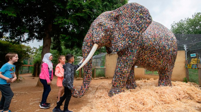 Слона в натуральную величину построили из 30 тыс. батареек