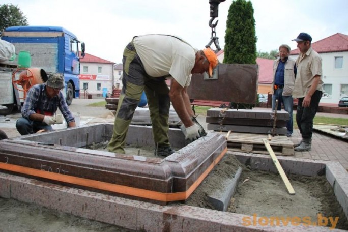 В Слониме началась установка постамента для памятника Льву Сапеге