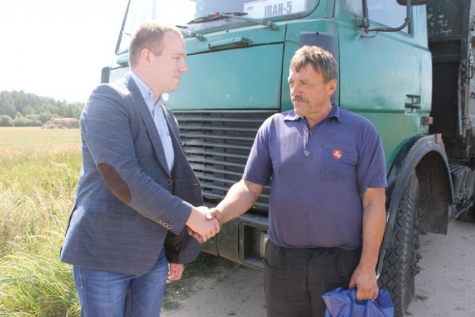Благодарность и подарки от «Белпрофмаша» получили механизаторы ОАО «Мостовчанка», занятые на жатве