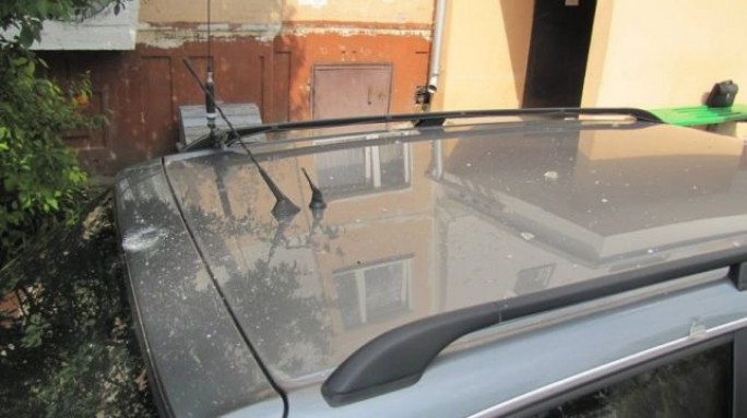 В Гродно хулиган стеклянной бутылкой бил по припаркованной машине
