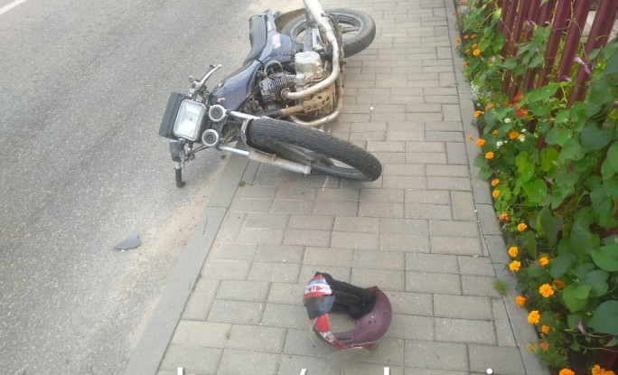 В Дятлово мотоциклист врезался в бордюр: молодого человека с серьезными травмами госпитализировали