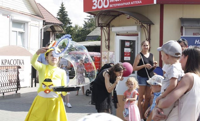 Каталіся на поні, малявалі на асфальце і елі салодкую вату. Як адзначалі Дзень пісьменства самыя маленькія госці