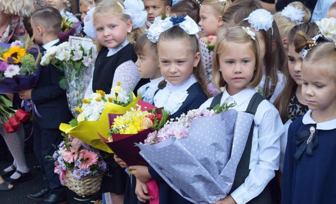 Нарядные первоклассники, сотни букетов, напутствие перед новым учебным годом. Праздничная линейка прошла в Гродненской городской гимназии