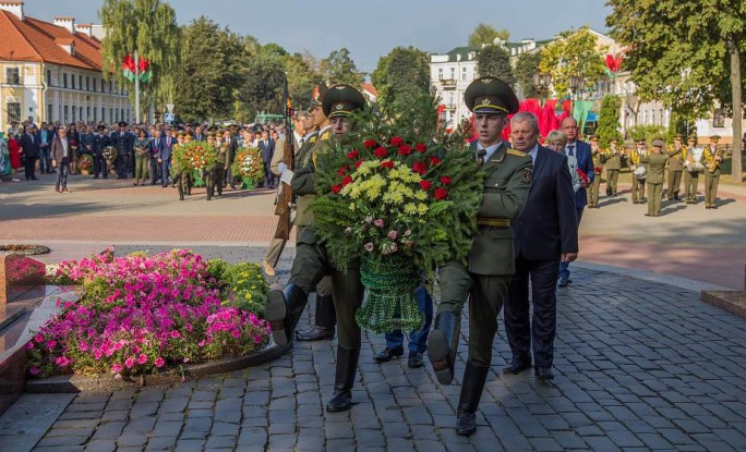 В канун 891-го дня рождения Гродно к Вечному огню возложили цветы