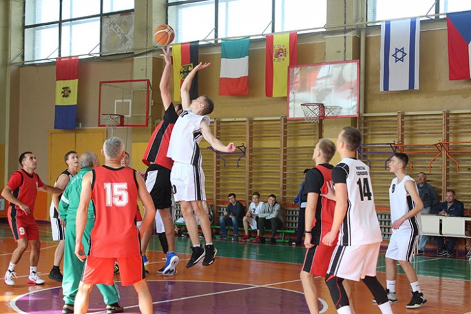 В открытом первенстве по баскетболу в Мостах встретились две команды. Кто стал сильнее?