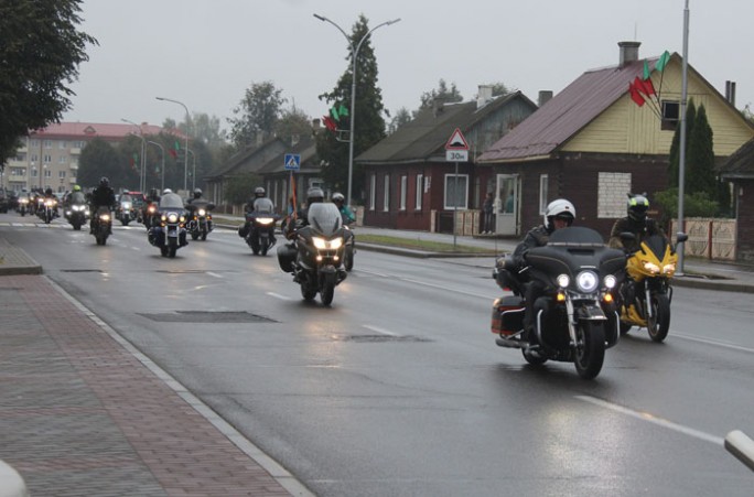Закрытие очередного мотосезона байкеры Мостовщины отметили участием в праздничном параде