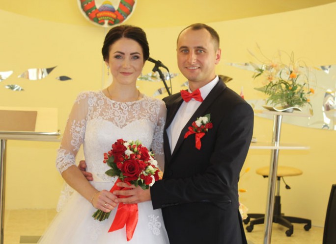 В Мостах зарегистрирован сотый брак