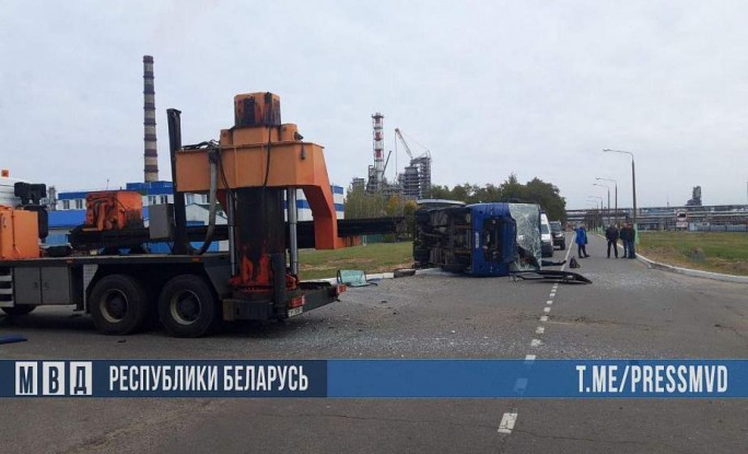 На территории Мозырского НПЗ столкнулись автобус и грузовик: один человек погиб, много пострадавших